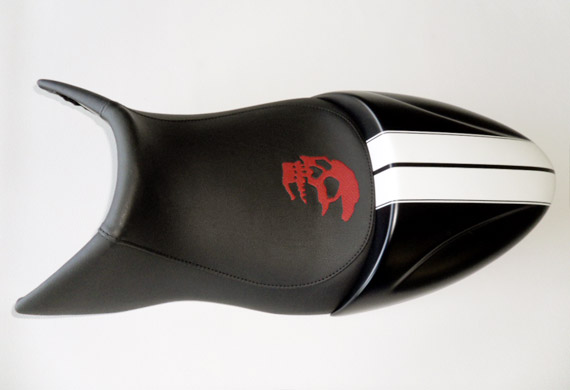 Motorradsattel mit Totenkopf-Stickeri